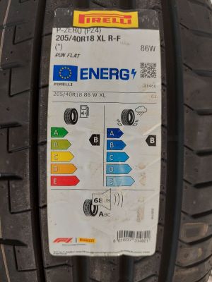 the tire tread of a car is shown with the energy label on it