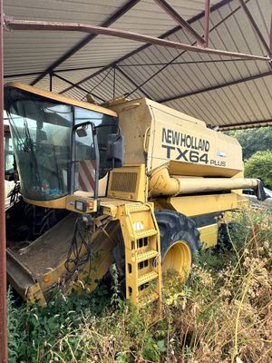 un tracteur garé sous une structure métallique