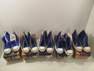 six paires de Converse bleues sont alignées en rang