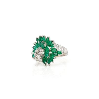 une bague à grappes d'émeraudes et de diamants
