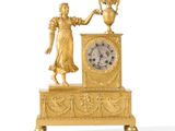 une horloge en or représentant une femme tenant un vase