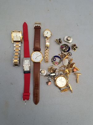 tout un tas de montres et de bracelets posés sur la table
