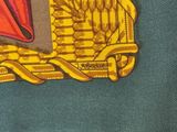 un gros plan sur un insigne apposé sur une chemise bleue