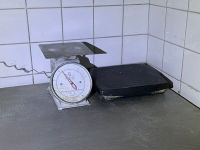 une image représentant une cuisine avec une balance dessus