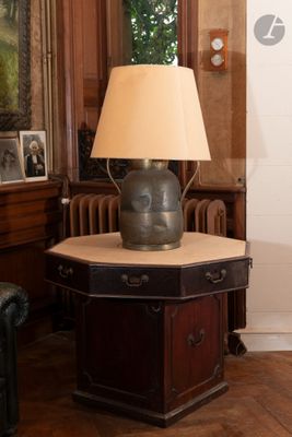 une lampe posée sur une table dans une pièce