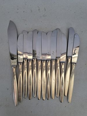 beaucoup de couteaux, posés sur une table