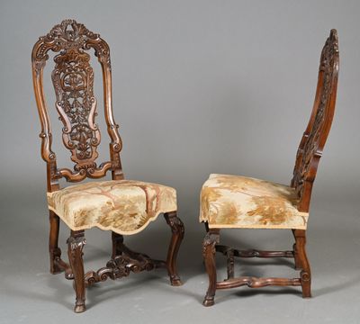 Paire de chaises en bois sculpté à haut dossier ajouré à coq…