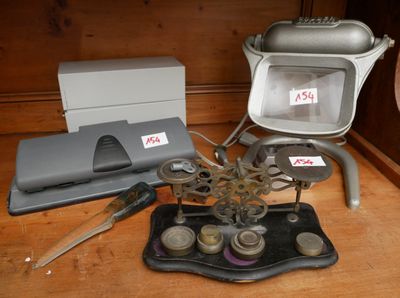 un grand nombre d'objets posés sur une table