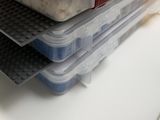 plusieurs récipients en plastique empilés les uns sur les autres sur une table