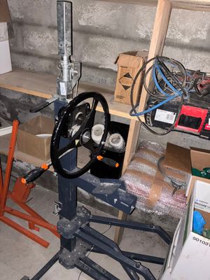 une machine posée sur un support dans un garage