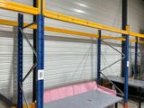 une table posée sur une étagère dans un entrepôt