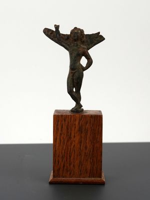 une image représentant une statue en bronze d'un homme posée sur un socle en bois