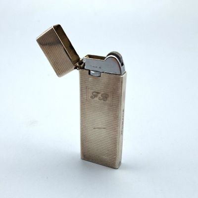 un briquet posé sur une surface blanche