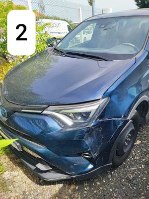 l'avant d'une Toyota RAV bleue garée sur le bord de la route