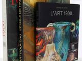 trois livres sur une table blanche sur fond blanc
