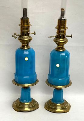 paire de lampes en verre bleu avec des ferrures en laiton, montées sur des pieds