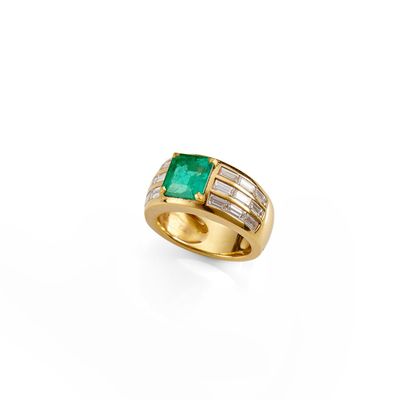 une bague en émeraude et diamant