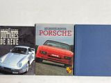deux livres posés sur une table blanche : l'un avec une couverture bleue et l'autre avec une voiture rouge