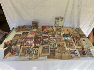 une table sur laquelle sont posées de nombreuses vieilles cartes de baseball