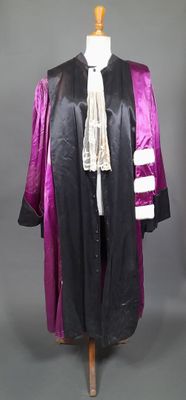Robe d'universitaire en satin pourpre et noir, un col en tul…