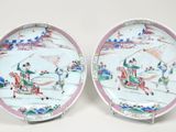 paire d'assiettes chinoises de style « famille » représentant des personnages dans un paysage