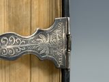 un gros plan sur la poignée d'une porte en bois