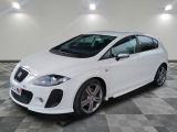 la voiture blanche est garée dans le garage sur le sol en damier