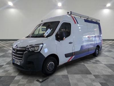 la photo d'une camionnette blanche garée dans une grande pièce