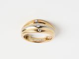 gros plan d'une bague en or ornée de deux diamants