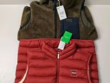 un gros plan sur un gilet rouge et un gilet marron