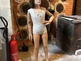 un mannequin dans un coin de la pièce, à côté d'un extincteur