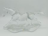 figurine en verre transparent représentant un cheval au galop sur fond blanc