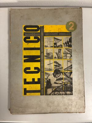un vieux livre à la couverture jaune et noire posé sur une table
