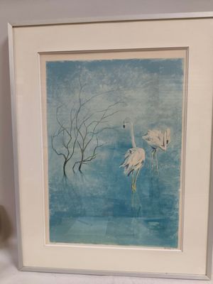 tableau représentant deux oiseaux blancs volant au-dessus d'un plan d'eau, avec un arbre en arrière-plan