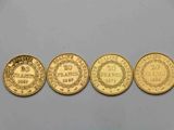 quatre pièces d'or sur lesquelles figurent les noms de différents pays
