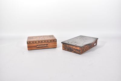deux petites boîtes en bois posées l'une à côté de l'autre sur une surface blanche