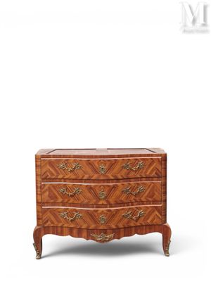 une commode ancienne avec un plateau en bois