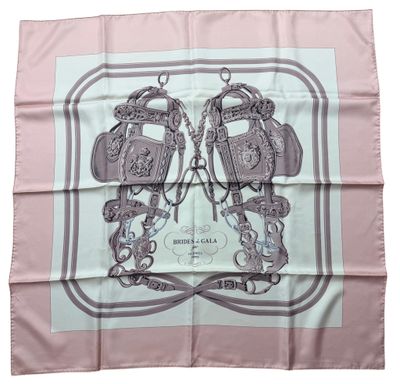 foulard en soie rose orné d'une illustration représentant deux motos