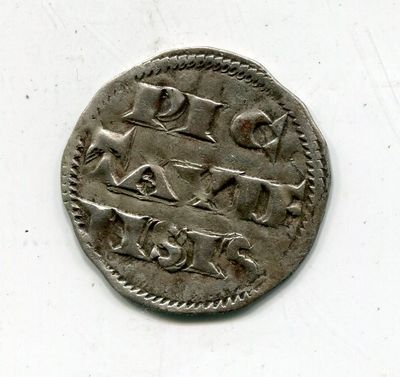 une vieille pièce d'argent portant une inscription, posée sur une surface blanche