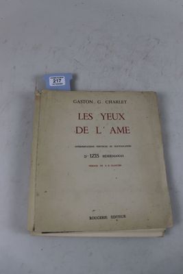 un vieux livre posé sur une table blanche, à côté d'un stylo bleu