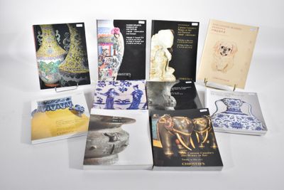 un grand nombre de livres posés sur une table