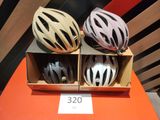 trois casques dans une boîte posée sur une table, avec une étiquette de prix