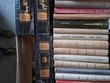 de nombreux livres empilés les uns sur les autres dans une caisse en bois
