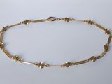 un bracelet en chaîne d'or orné d'un motif floral