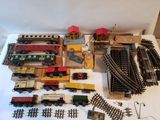 de nombreux types de trains miniatures sur la table