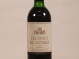 une bouteille de vin posée sur une table