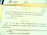 un gros plan d'un morceau de papier sur lequel on a écrit