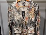 La veste est suspendue à un cintre dans un placard.