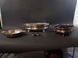 trois bols et un bol posés sur une table devant une caméra