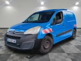 la camionnette bleue est garée sur un sol en damier dans le garage